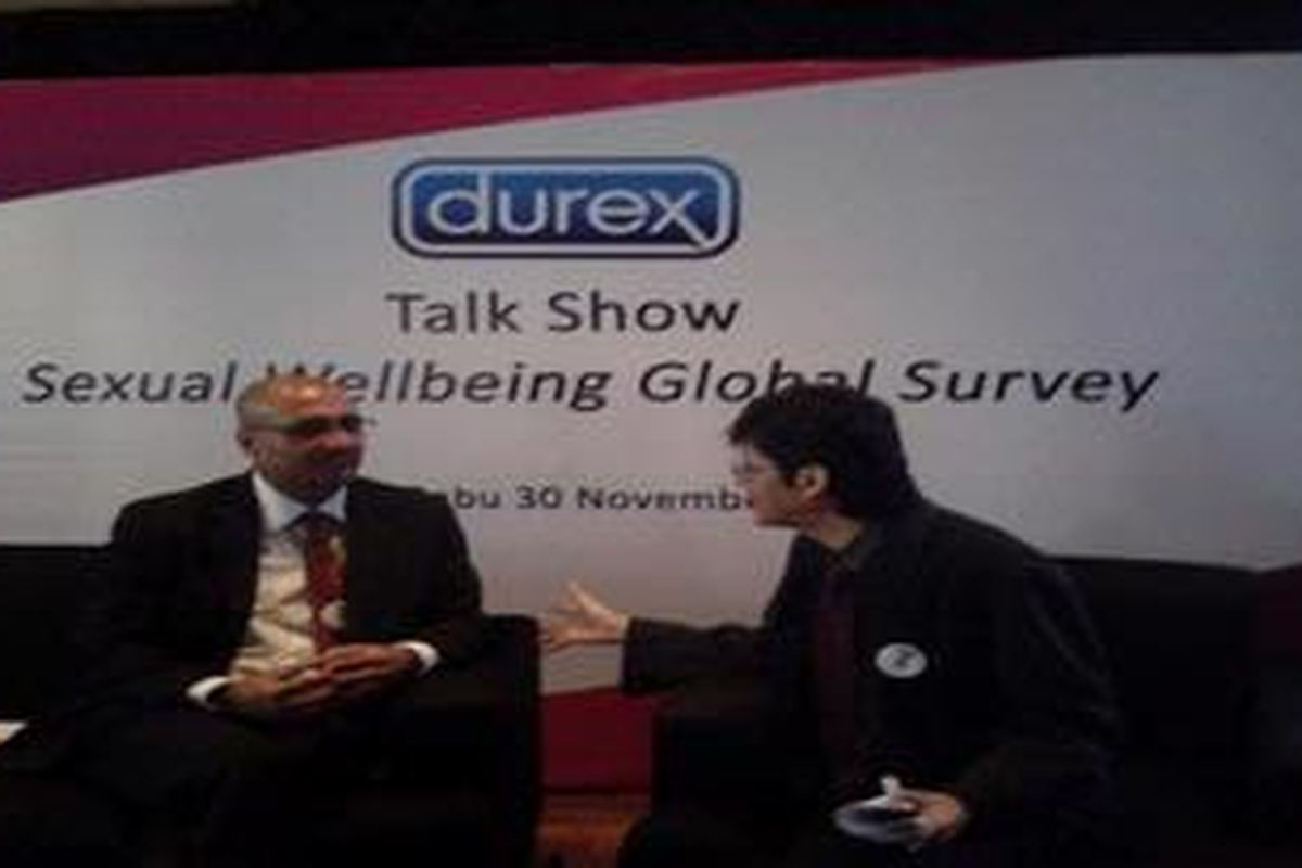 Dokter Boyke Dian Nugraha dan Ratanjit Das (General Manager Reckitt Benckiser Indonesia - produsen Durex), dalam jumpa pers pemaparan Sexual Wellbeing Global Survey di Jakarta, Rabu (30/11/2011)
