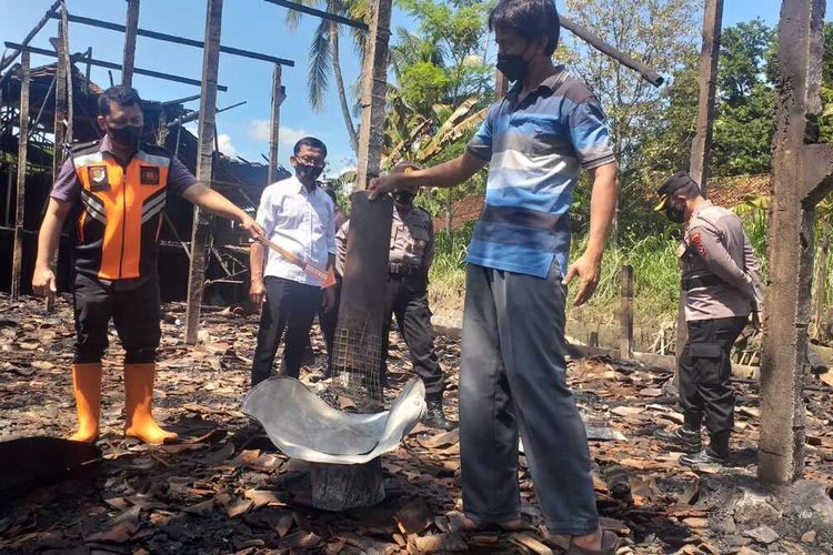 Olah TKP kebakaran di peternakan ayam di Dusun Sadang RT 033 RW 12 Kalurahan Tanjungharjo, Kapanewon Nanggulan, Kabupaten Kulonprogo, Daerah Istimewa Yogyakarta. Sebanyak 12.000 ayam ikut mati akibat kebakaran itu.