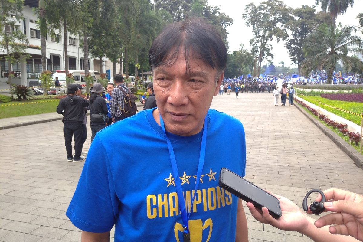 Legenda Persib Bandung, Robby Darwis saat menghadiri puncak pesta perayaan Maung Bandung Juara Liga 1 di Gedung Sate, Kota Bandung, Minggu (25/5/2025).