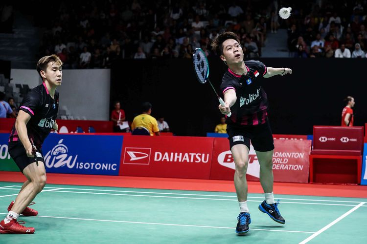 Pasangan ganda putra Indonesia, Marcus Fernaldi Gideon/Kevin sanjaya Sukamuljo melawan wakil China, He Ji Ting/Tan Qiang saat pertandingan babak kedua Indonesia Masters 2020 di Istora Senayan, Jakarta, Kamis (16/1/2020). Marcus Fernaldi Gideon/Kevin sanjaya Sukamuljo menang dengan skor 21-19, 21-13.