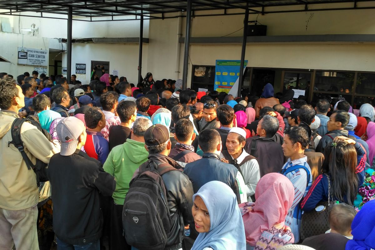 Antrean pembuatan akta lahir di Kantor Dinas Kependudukan dan Pencatatan Sipil Kabupaten Bogor, Jawa Barat, Selasa (9/8/2017).