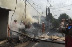 Lapak Kayu Terbakar di Jalan Swadarma Raya Kembangan 