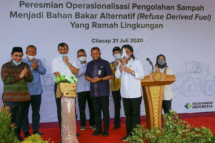 Menko Marves Luhut Panjaitan meresmikan fasilitas pengolahan sampah menjadi bahan bakar alternatif (RDF) di Cilacap, Jawa Tengah, Selasa (21/7/2020) 
