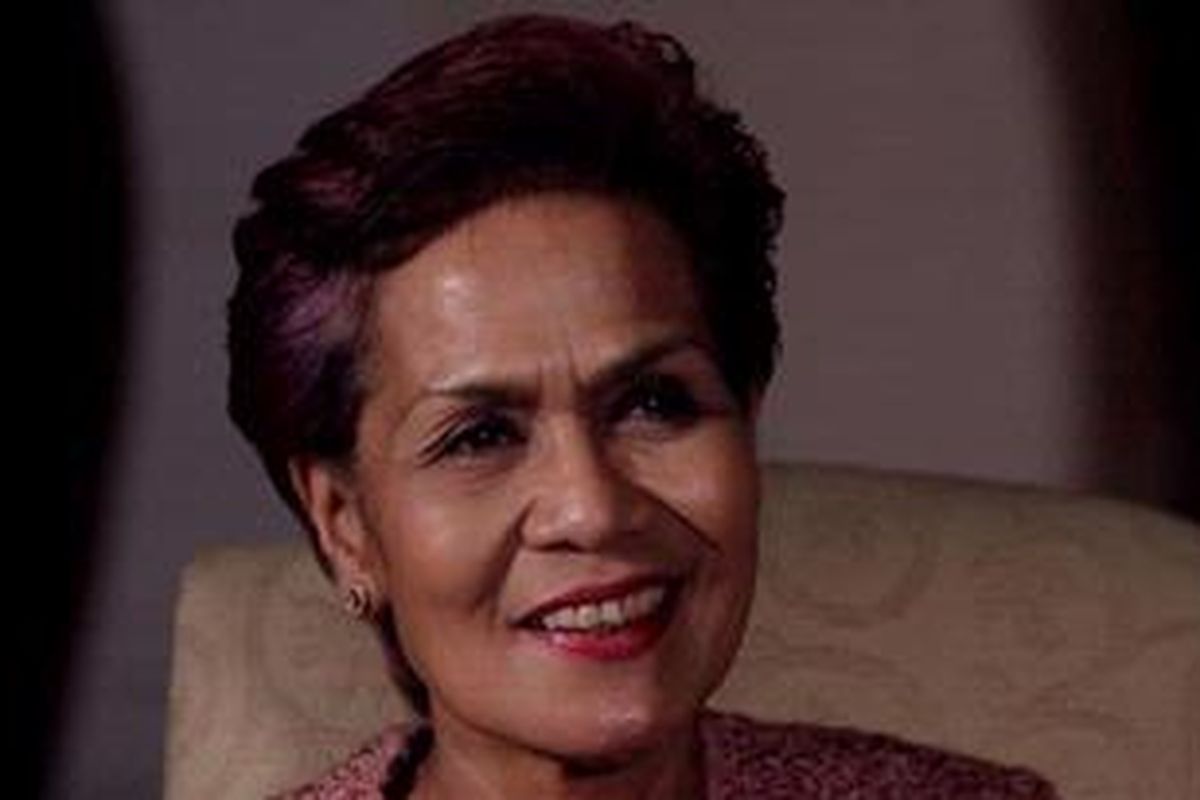 Mantan Deputi Gubernur Senior Bank Indonesia, Miranda Swaray Goeltom saat diwawancarai di kediamannya Jalan Sriwijaya, Jakarta, Jumat (27/1/2012) malam.