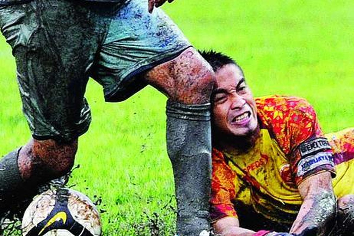 Penjaga gawang Sriwijaya FC, Fery Rotinsulu, berusaha menangkap bola dari kaki pemain Persela Lamongan, Mario Costa, dalam Liga Super Indonesia di Stadion Surajaya, Lamongan, Rabu (4/1). Pertandingan berakhir imbang 1-1.