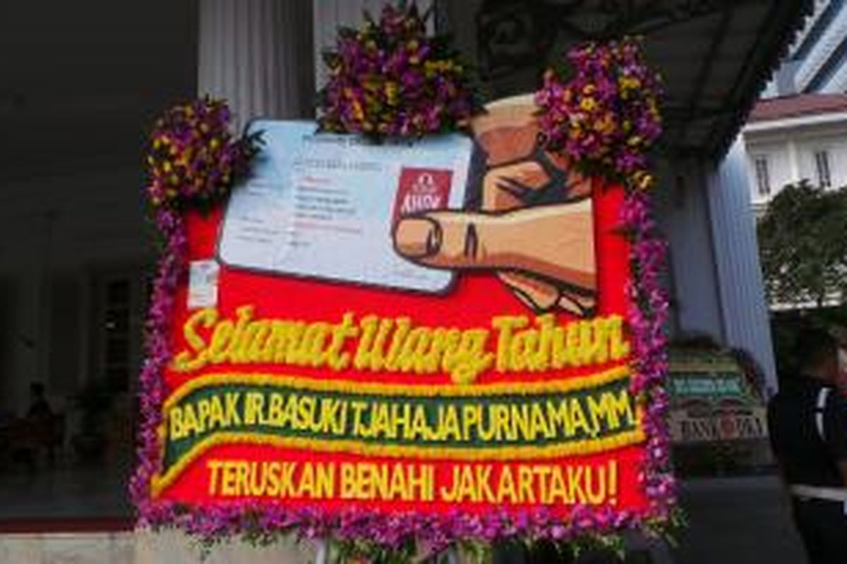 Karangan bunga ucapan selamat ulang tahun ke-49 kepada Gubernur DKI Jakarta Basuki Tjahaja Purnama dari relawan, Teman Ahok. Bunga ini terpasang di depan Balai Kota, Senin (29/6/2015). 