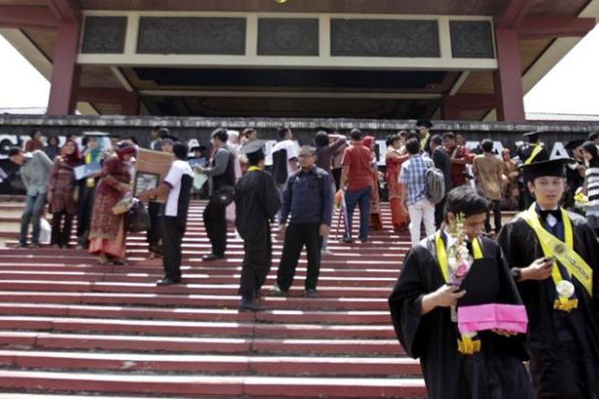 ILUSTRASI SARJANA : Sejumlah wisudawan Universitas Gadjah Mada (UGM) mengabadikan momen kelulusannya dengan berfoto di Gedung Grha Sabha Praman UGM, Yogyakarta, Kamis (18/08/2011).   