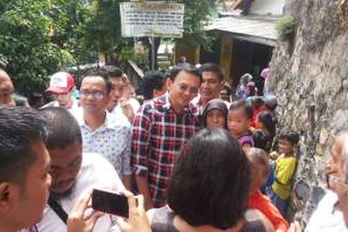 Calon gubernur DKI Jakarta nomor dua, Basuki Tjahaja Purnama alias Ahok menyapa warga dalam kunjungan kampanyenya di Pejaten Timur, Pasar Minggu, Jakarta Selatan, Kamis (3/11/2016).