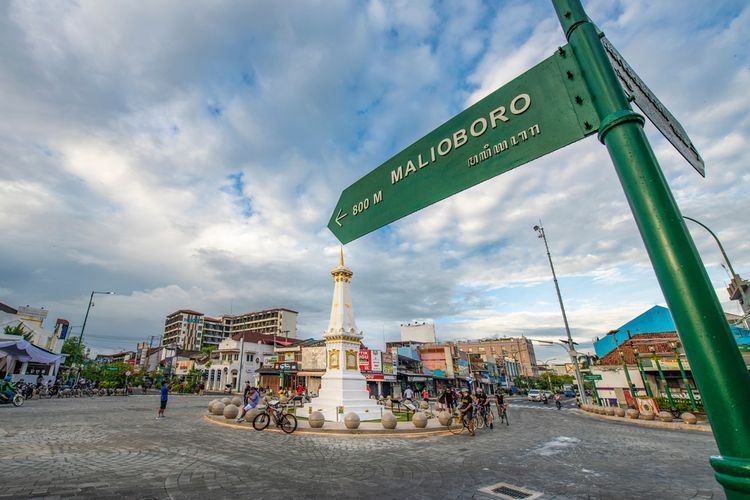 Tugu Pal Putih atau Tugu Jogja, salah satu dari tiga titik Sumbu Filosofi Yogyakarta. Oleh UNESCO, kawasan Sumbu Filosofi Yogyakarta dimasukkan ke dalam Warisan Budaya Dunia.