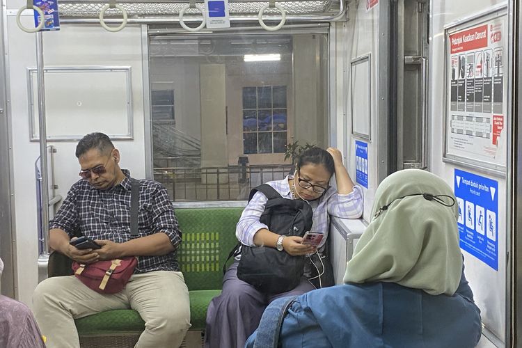 Saat Teguran Tak Didengar Penumpang Nakal di Kursi Prioritas KRL...