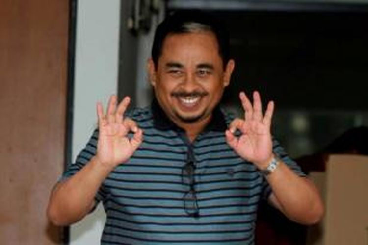 Mantan Presiden PKS, Luthfi Hasan Ishaq, menyapa saat  mencoblos dalam pemilu legislatif di ruang tunggu rutan KPK, Jakarta Selatan, 9 April 2014. Sebanyak 22 tahanan KPK menggunakan hak pilihnya pada pemilu legislatif kali ini.
