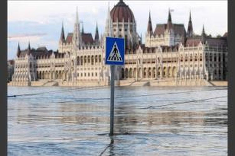Sebuah tanda lalu lintas untuk pejalan kaki terendam banjir luapan Sungai Danube di tanggul sisi Buda, Budapest, 7 Juni 2013. Luapan sungai merendam daerah hulu di Jerman dan Austria.
