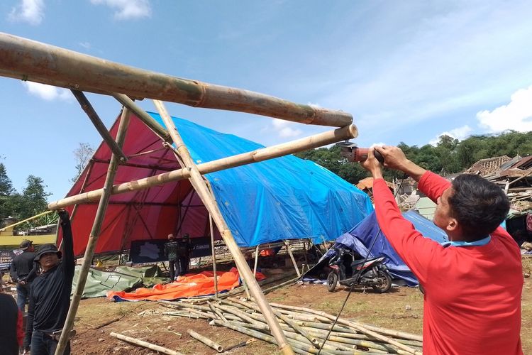 Shelter bambu dibangun di lokasi pengungsian di Kampung Garogol, Desa Cibulakan, Kecamatan Cugenang, Cianjur, Jawa Barat, untuk warga korban gempa magnitido 5,6.
