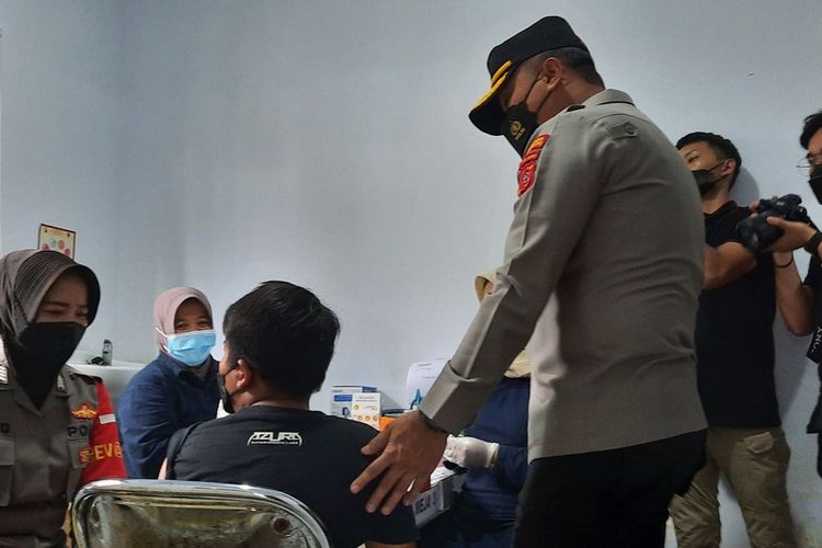 Seorang anak pelajar SD di Kota Tasikmalaya sedang menerima vaksin di Asrama Polisi Bojong Kota Tasikmalaya, Kamis (6/1/2022).