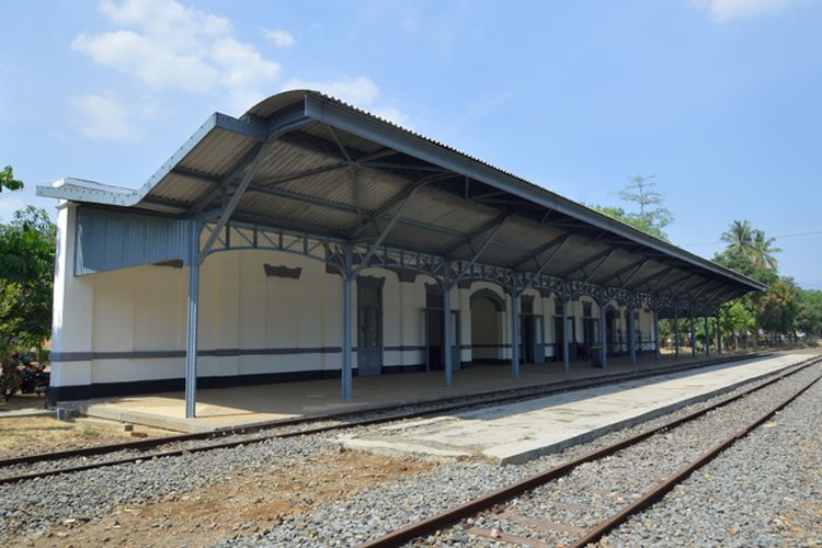 Peron Stasiun Tuntang, di Kabupaten Semarang, Jawa Tengah. Salah satu lokasi syuting serial Gadis Kretek