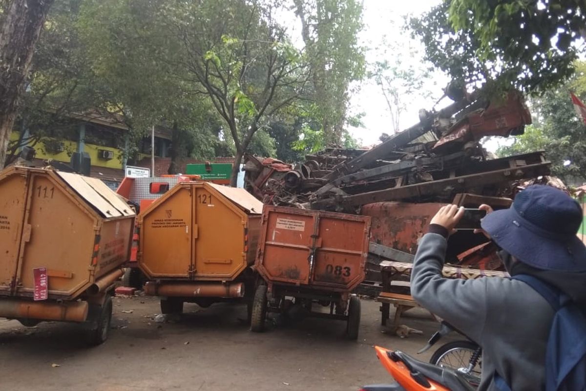 Sejumlah truk sampah di depan SMPN 71 Rawasari, Jakarta Pusat, Rabu (4/9/2019).