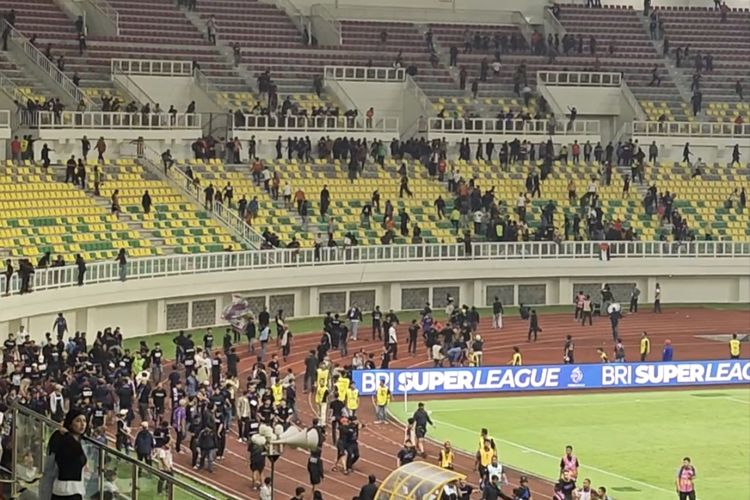 Kericuhan terjadi di Tribune Utara dan Tribune Selatan Banten International Stadium (BIS) pada jeda antar babak antara Persita Tangerang vs Persija Jakarta, Sabtu (17/10/2026).