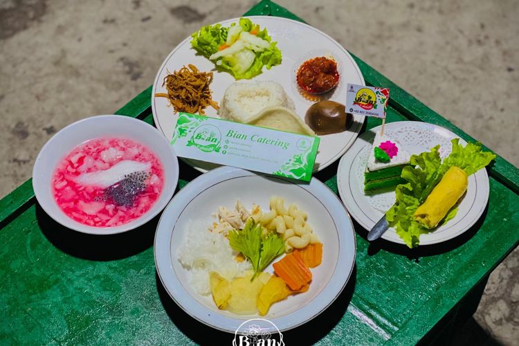 Contoh rangkaian menu yang dihidangkan dengan konsep piring terbang yang terdapat di acara pernikahan warga Klaten dan Solo.