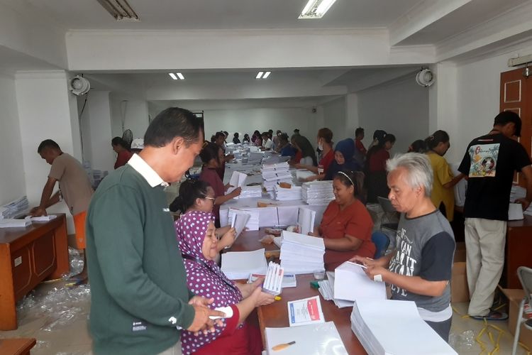 Komisi Pemilihan Umum (KPU) melakukan monitoring pelipatan surat suara Pemilu 2024, Selasa (2/1/2024) di kantor KPU Jakarta Utara. 