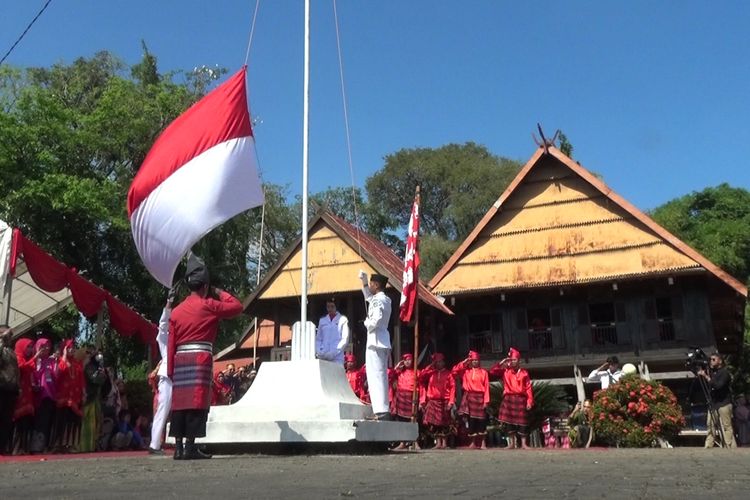 Pengibaran bendera merah putih oleh pasukan Paskibraka dilakukan dalam Gaukang Tubajeng yang merupakan tradisi unik dalam menyambut HUT RI ke 77. Minggu, (14/8/2022).