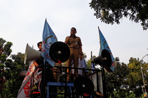 Bergabung dengan Massa Buruh, Sandi Naik Mobil Komando