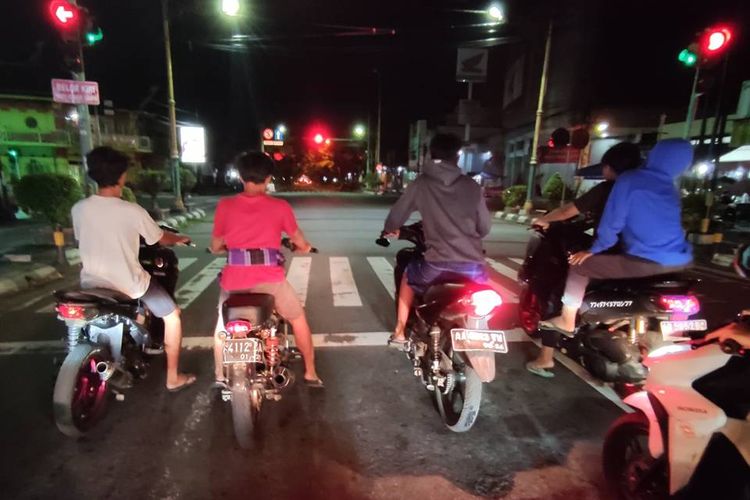 Sejumlah pemuda yang tidak memakai helm disebut melakukan aksi kebut-kebutan di jalanan Kota Klaten, Selasa (13/4/2021).