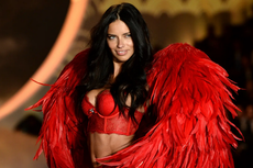 Adriana Lima Balikan dengan Victoria's Secret