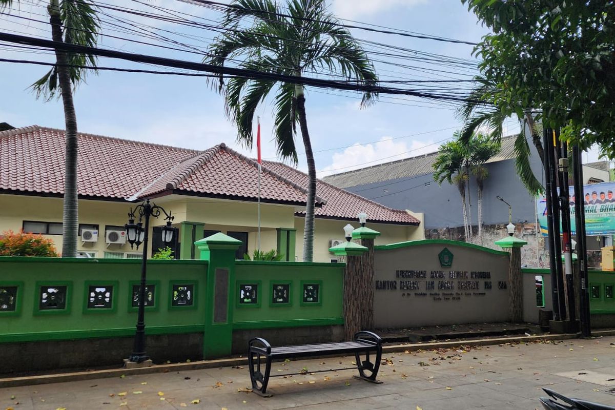 Kantor Kementerian Agama Kabupaten Pasuruan, jalan Wahidin Utara Kelurahan Tamanan Kecamatan Panggungrejo Kota Pasuruan. 
