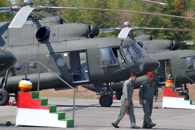 Enam unit helikopter Mi-17 V5 buatan Rusia diserahkan kepada Pemerintah Indonesia melalui Kementerian Pertahanan di Skadron 21/Sena, Pondok Cabe, Tangerang Selatan, Banten, Jumat (26/8/2011). Enam helikopter Mi-17 V5 tersebut merupakan helikopter angkut militer yang dapat mengangkut 36 personil atau beban seberat tiga ton, dan akan mengisi Skadron 31/Serbu Semarang. 