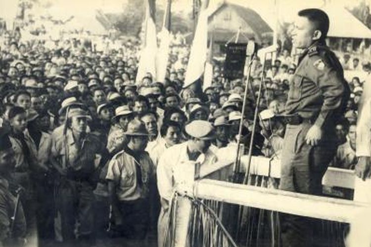 Ventje Sumual dalam penyelesaian PERMESTA, sedang menyampaikan pidatonya pada Rapat Umum di Minahasa pada tanggal 10 September 1957