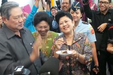 Ani Yudhoyono Diminta Suapi Kue Ulang Tahun, SBY Tersipu