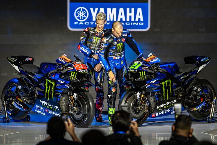 Reaksi Fabio Quartararo (kiri) dan Franco Morbidelli (kanan) saat melihat desain baru motor tim Monster Energy Yamaha untuk MotoGP 2023 dalam acara Yamaha Indonesia Motor Manufacturing's 2023 '3S Dealer Meeting' di Jakarta pada Selasa (17/1/2023).