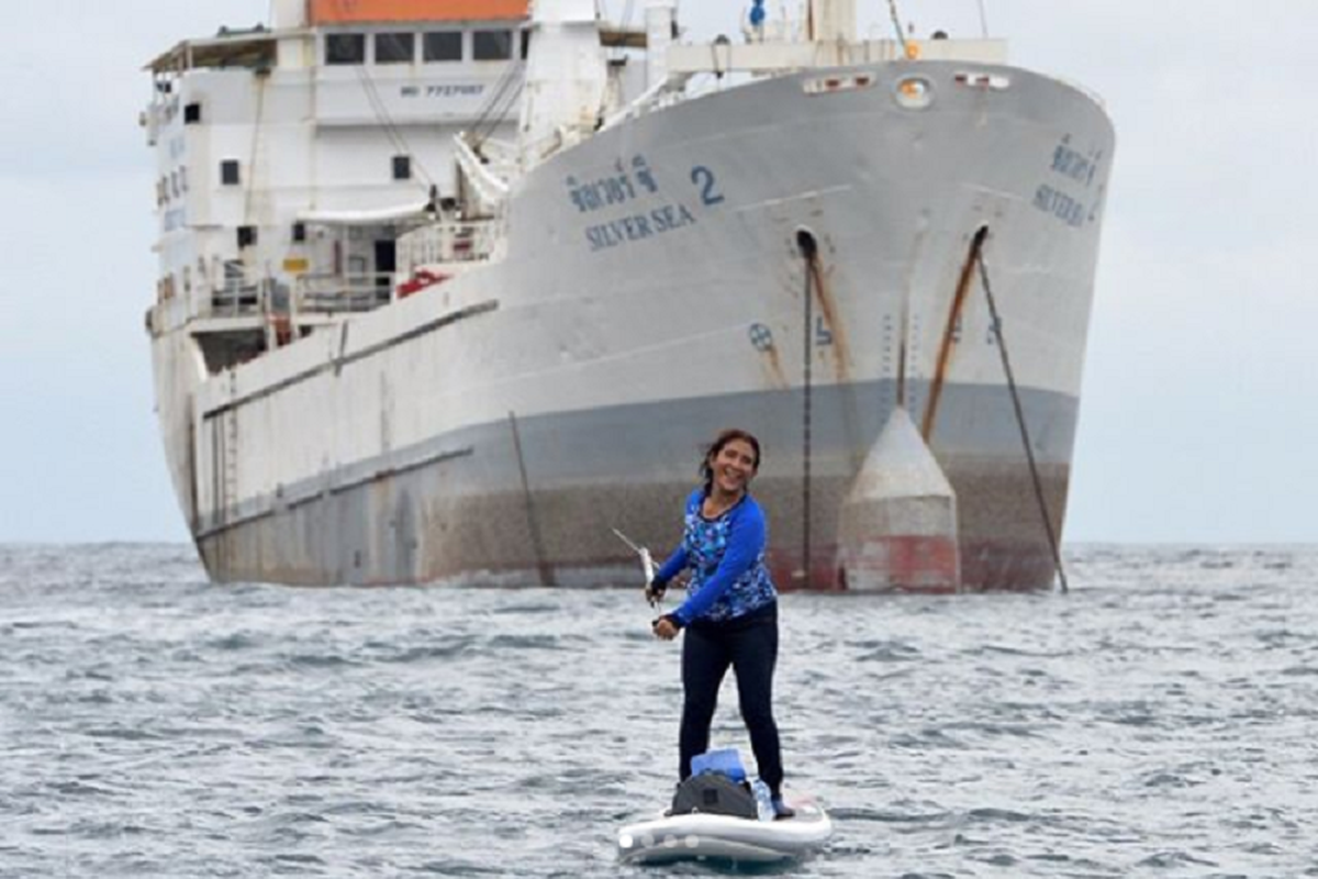 Foto Menteri Kelautan dan Perikanan Susi Pudjiastuti saat paddling di dekat kapal Silver Sea 2 yang ditangkap akibat illegal fishing.