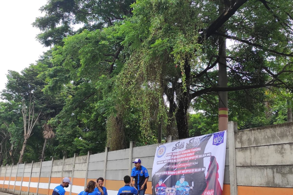 Karang Taruna Kelurahan Pademangan Barat sedang memasang spanduk keluhan mereka di sekitar lokasi street race, Ancol, Sabtu (15/1/2022).