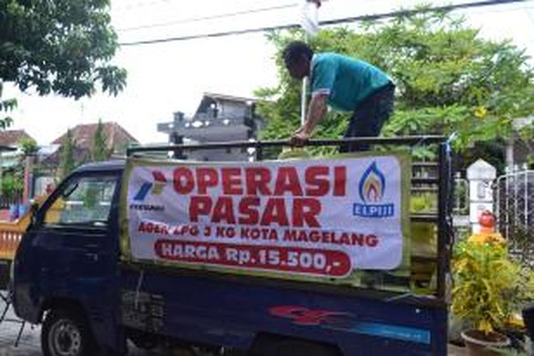 Operasi Pasar (OP) gas LPG 3 kilogram di Kampung Boton, Kelurahan Magelang, Kecamatan Magelang Utara, Kota Magelang, Senin (25/5/2015).