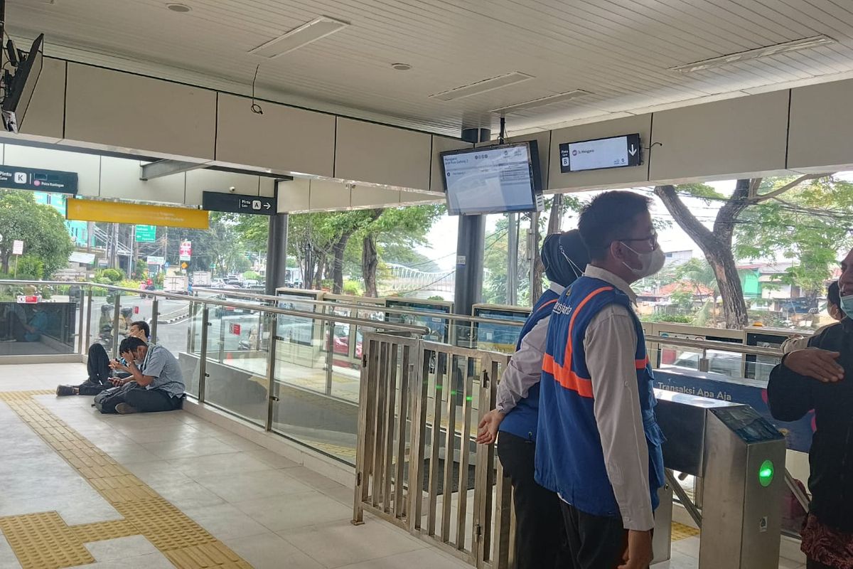 Beberapa penumpang yang mengemper di Halte Transjakarta Manggarai, Jakarta Selatan, Rabu (24/5/2023).