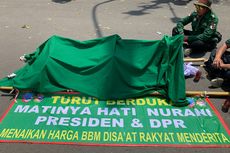 Sindir Pemerintah Saat Demo BBM, Buruh Bawa Keranda 