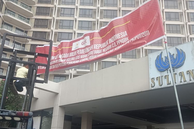Spanduk yang dipasang di Depan Hotel Sultan oleh Pengelolaan Kompleks Gelora Bung Karno (PPKGBK), Rabu (4/10/2023) siang.