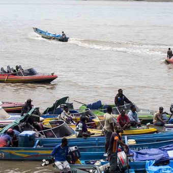 Prajurit TNI dan tenaga medis menggunakan kapal saat pelepasan menuju distrik di Pelabuhan Agats, Kabupaten Asmat, Papua, Minggu (28/1/2018). Tenaga medis akan memberikan bantuan pengobatan ke 28 kampung Kabupaten Asmat untuk menanggulangi KLB gizi buruk dan campak.