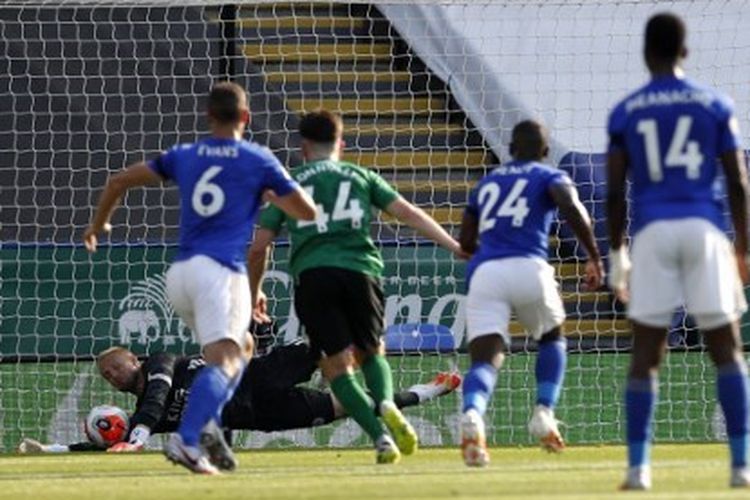 Kasper Schmeichel menggagalkan tendangan penalti Neal Maupay dalam laga Leicester City vs Brighton & Hove Albino pada lanjutan Liga Inggris pekan ke-31 di King Power Stadium, Rabu (24/6/2020) dini hari WIB.