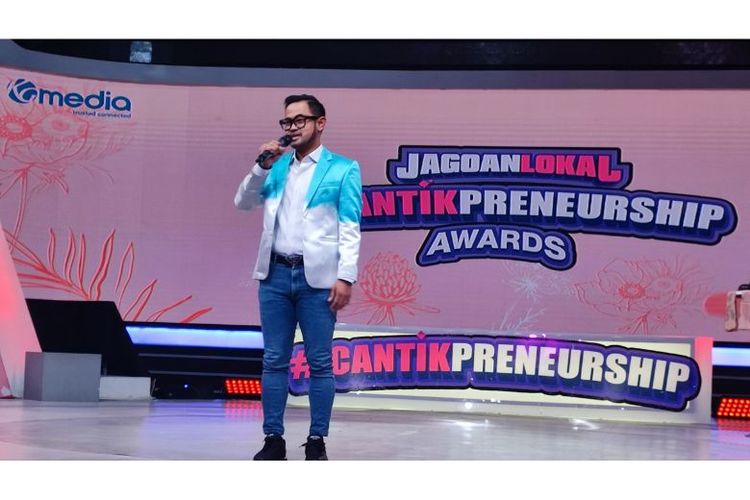 Gilang Widya Pramana hadir mewakili Shandy Purnamasari dalam Final and Awarding Jagoan Lokal #Cantikpreneurship. 
