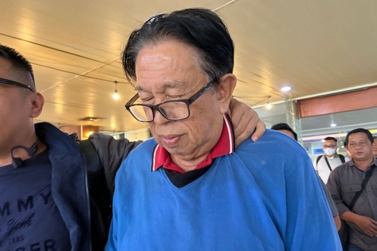 Koruptor Nader Thaher saat digelandang menuju Kejati Riau di Pekanbaru, Jumat (14/2/2025).