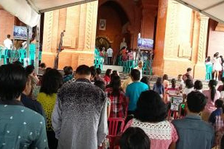 Jemaat mengikuti Misa Natal di Gereja Katedral Denpasar. 