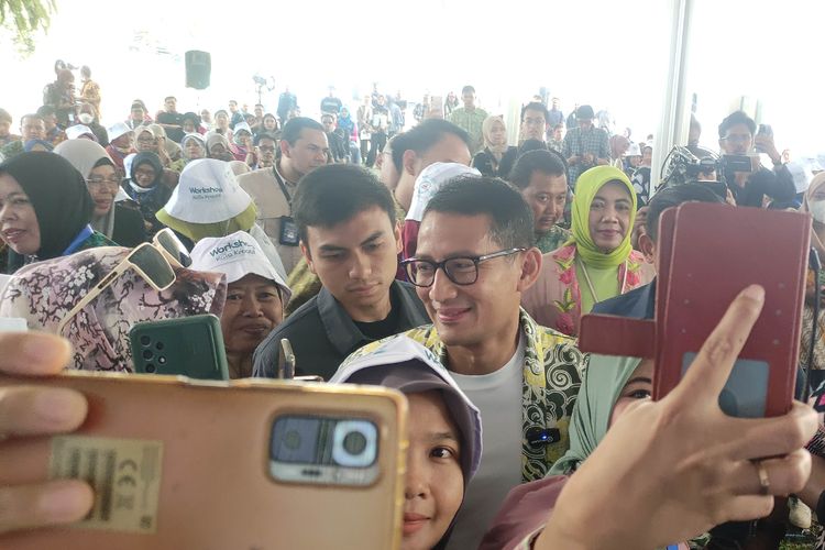 Menteri Pariwisata dan Ekonomi Kreatif Sandiaga Uno saat bertemu dengan para pelaku ekonomi kreatif di Bogor Creative Center, Kamis (19/10/2023).