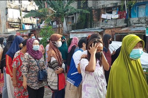 Minyak Goreng Langka di Pasar dan Minimarket, Warga Palembang Rela Antre Panjang Saat Operasi Pasar
