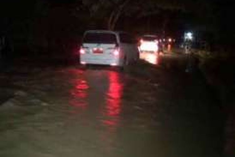 Jalan trans Sulawesi terendam banjir sepanjang dua kilometer di Kelurahan Martajaya, Kabupaten Mamuju Utara, Provinsi Sulawesi Barat, Rabu malam (14/9/2016).