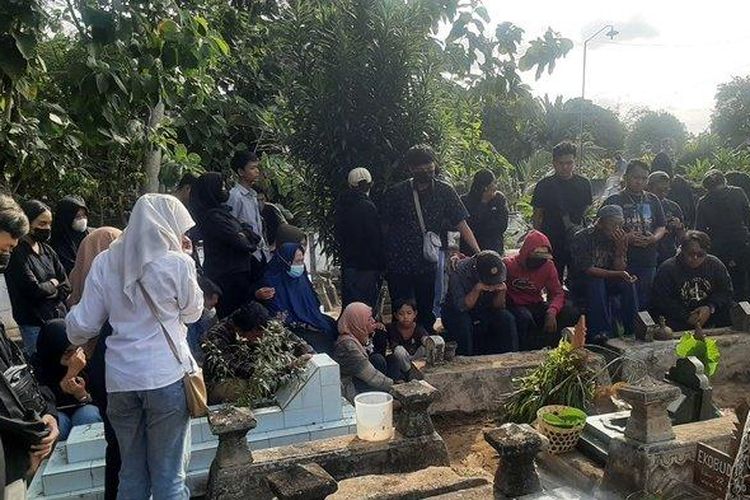 Sejumlah rekan menghadiri pemakaman Aditya Eka Putranda, suporter PSS Sleman yang tewas dikeroyok sekelompok orang di perlintasan kereta api, Kecamatan Gamping, Kabupaten Sleman, Daerah Istimewa Yogyakarta, Minggu (28/8/2022) dini hari.