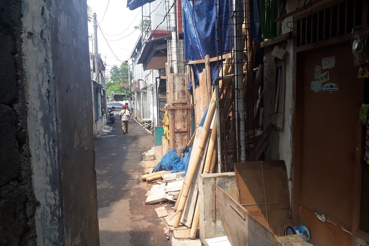Rumah (terpal biru) di Jalan Gorda, Kelurahan Lubang Buaya, Kecamatan Cipayung, Jakarta Timur, Rabu (4/12/2019), milik R (36), pencuri ribuan dollar di rumah kosong daerah Jagakarsa, Jakarta Selatan.