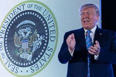 Trump Berpidato di Depan Cap Kepresidenan AS yang Palsu