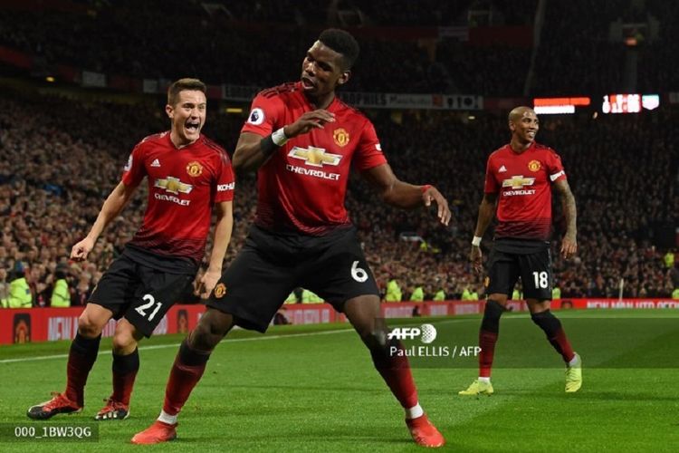 Ashley Young dan Ander Herrera tampak gembira melihat gaya Paul Pogba merayakan golnya pada pertandingan Manchester United vs Bournemouth dalam lanjutan Liga Inggris di Stadion Old Trafford, 30 Desember 2018. 